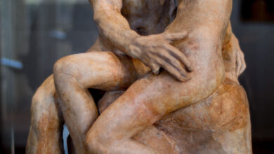 Rodin sait aussi traduire l’extase de l’amour, comme dans Le Baiser où palpite la vie.