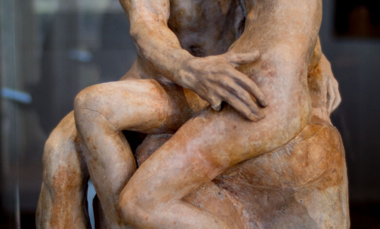 Rodin sait aussi traduire l’extase de l’amour, comme dans Le Baiser où palpite la vie.