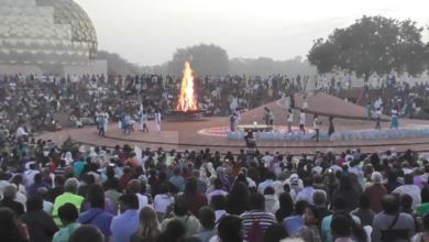 À l'occasion du cinquantenaire d'Auroville, des visiteurs sont venus du monde entier assister à l'évènement