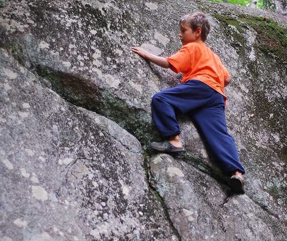 Pour éviter tout risque d’accident ou de maladie, les enfants n’ont le droit ni de grimper aux arbres, ni d’escalader les rochers, ni de patauger dans l’eau.