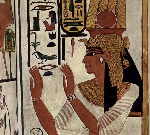 Aux côtés du pharaon ou elles-mêmes pharaons, les reines doivent maintenir l’unité de leur pays (entre la Haute et Basse Égypte), l’unité du peuple, l’union entre le ciel et la terre.