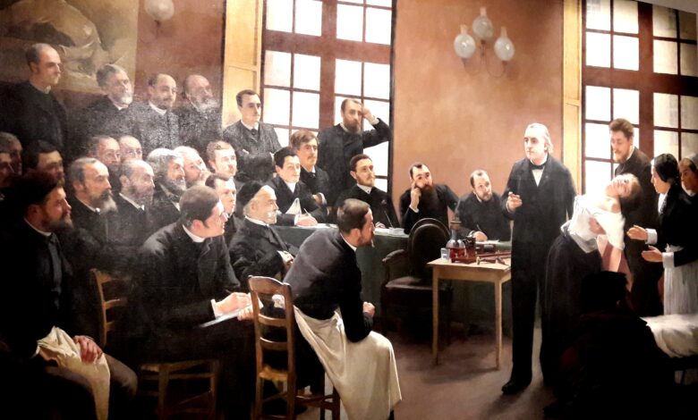 Sigmund Freud, jeune médecin, suit à Paris les cours de Jean-Martin Charcot, célèbre neurologue qui dirige la clinique des maladies du système nerveux à l’hôpital de la Salpêtrière.